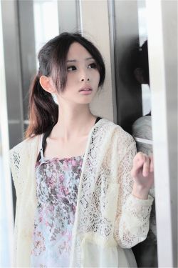 胸大的女大学生