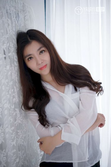 女孩还没蹲好就开始拉稀